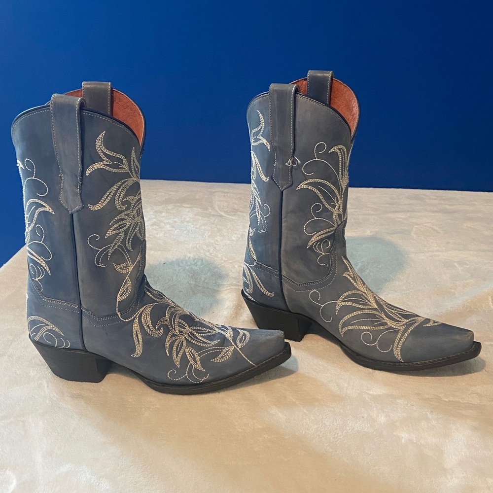 Gorgeous 😍 Dan Post Ladies Blue Cowboy Boots with White Embroidery Size 7 or 7.5 - Picture 3 of 16